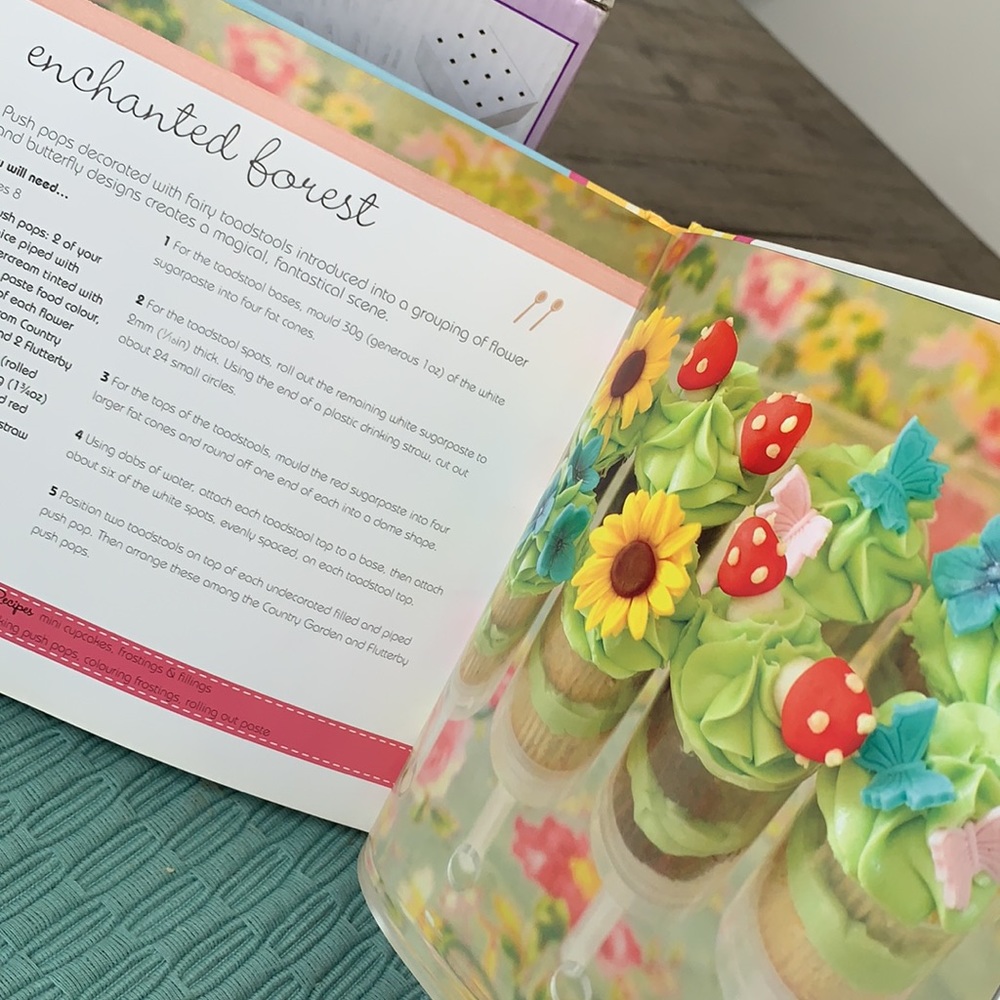 WILTON Bundle dessert cake kit & Recipe Book 2 piece set - Picture 6 of 10